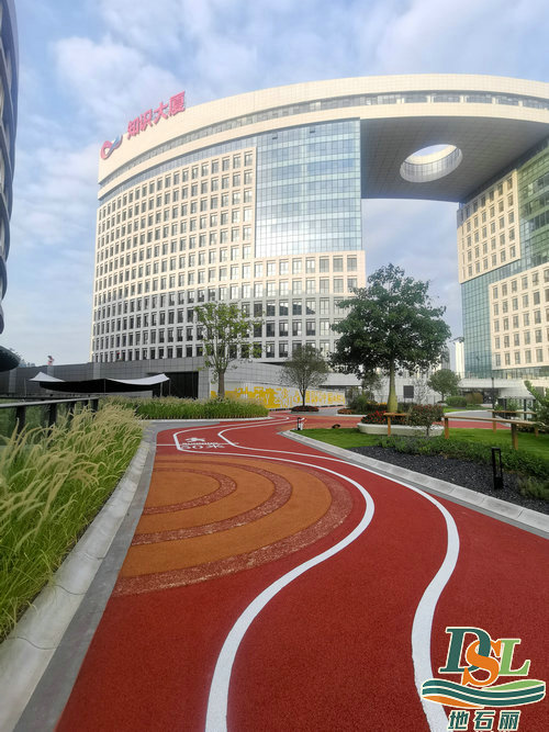 廣州知識(shí)大廈冷鋪瀝青路面施工中 廣州知識(shí)大廈冷鋪瀝青路面施工中