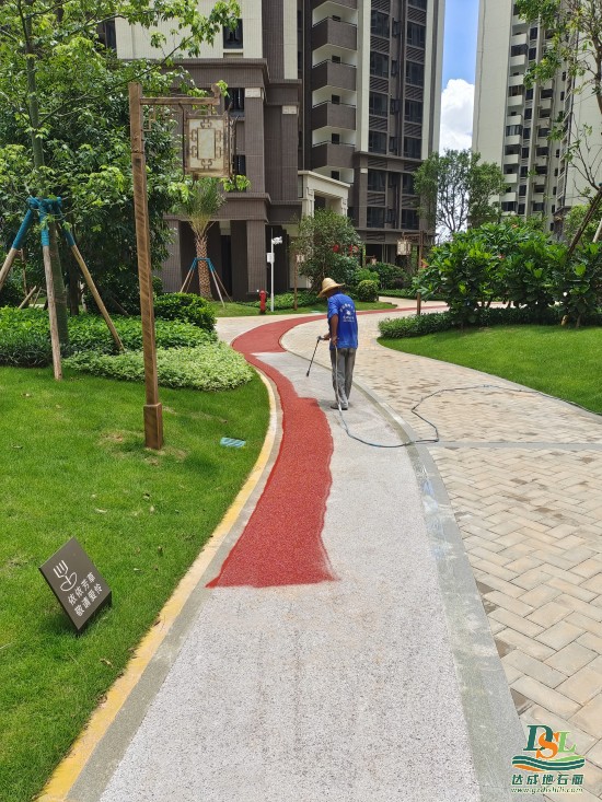 彩色透水混凝土走進(jìn)小區(qū)，為生活添彩！