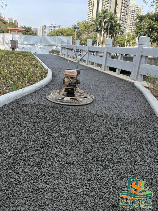 1710223374503028.jpg 夜光石透水混凝土路面施工