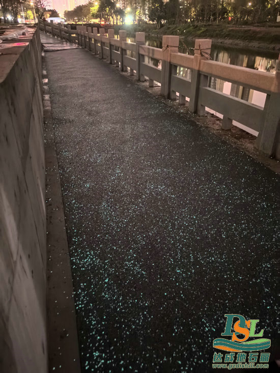 1710223399843784.jpg 夜光石透水混凝土路面施工