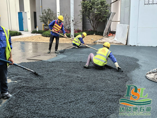 廣州地石麗｜透水混凝土路面施工穩(wěn)步進行中！