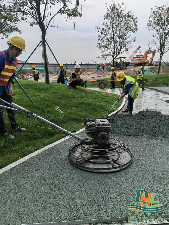 彩色透水混凝土項目現(xiàn)場施工進度展示！