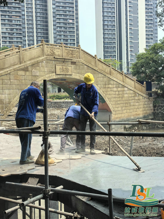 廣州融德里景觀改造項(xiàng)目壓花地坪施工中！