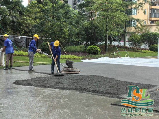 佳景水岸花園【透水混凝土】路面攤鋪進行中！