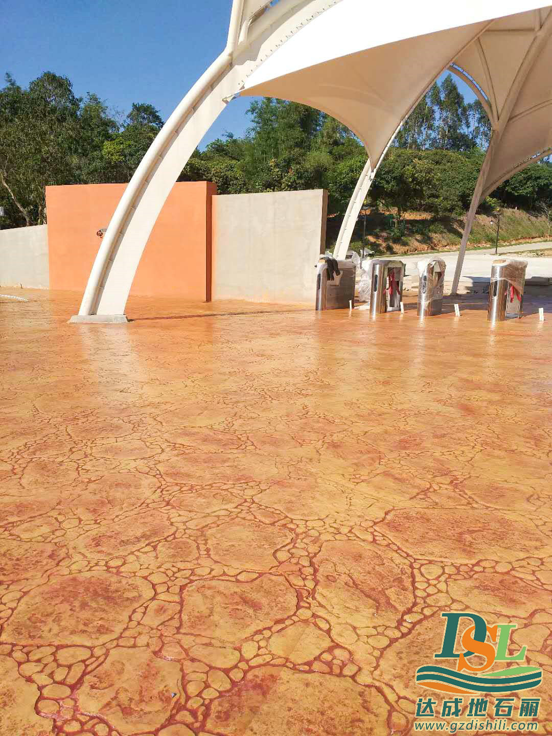 1722324975135606.jpg 藝術(shù)壓花地坪-廣州地石麗