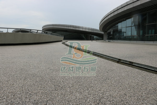 1571369677717684.jpg 透水天然露骨料地坪案例圖片.JPG