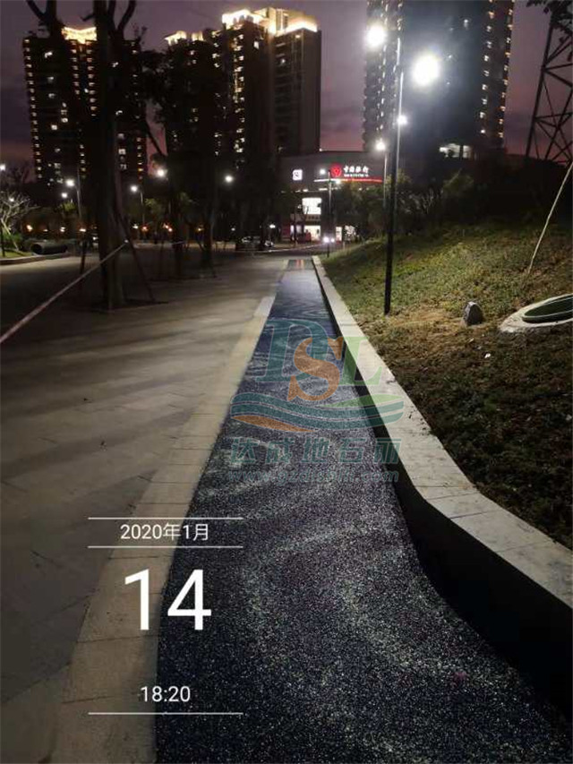 河源河濱花園青藍(lán)色瀝青+熒光石項(xiàng)目 河源河濱花園青藍(lán)色瀝青+熒光石項(xiàng)目