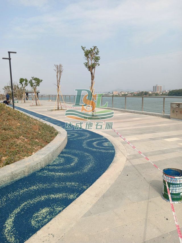 河源河濱花園青藍(lán)色瀝青+熒光石項(xiàng)目 河源河濱花園青藍(lán)色瀝青+熒光石項(xiàng)目