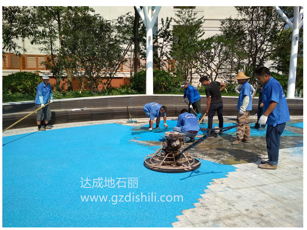 因透水混凝土（透水地坪）系統(tǒng)擁有系列色彩配方，配合設(shè)計的創(chuàng)意，針對不同環(huán)境和個性要求的裝飾風格進行鋪設(shè)施工。這是傳統(tǒng)鋪裝和一般透水磚不能實現(xiàn)的特殊鋪裝材料。 透水混凝土（透水地坪）的鋪裝工藝，類似于混凝土的鋪裝，但又不同于混凝土鋪裝方面。