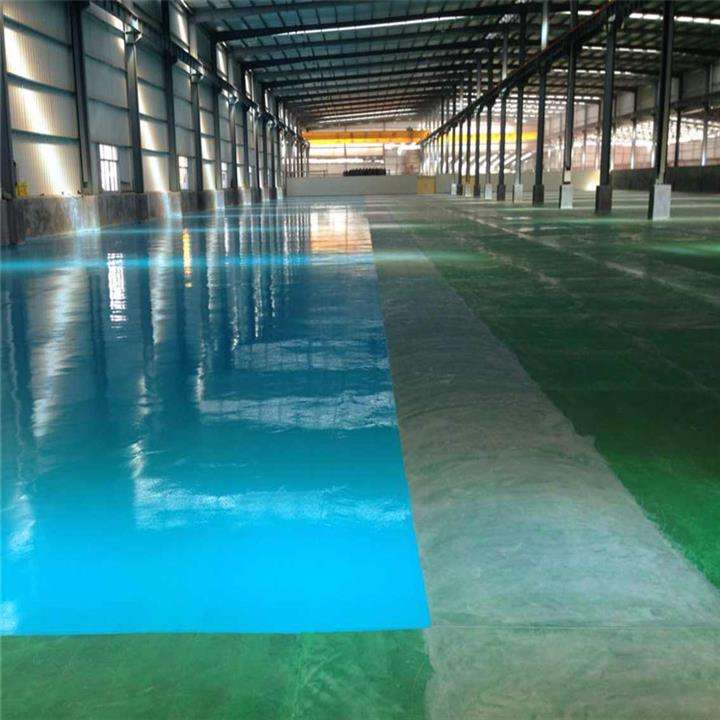  　　環(huán)氧樹脂砂漿地坪是由環(huán)氧樹脂中加入級(jí)別彩色硅砂骨料形成一種3-6mm厚的高性能 防滑地板，環(huán)氧樹脂砂漿地坪具有優(yōu)越的物理特性和耐化學(xué)性能，既實(shí)用又美觀，適用范圍廣泛 。