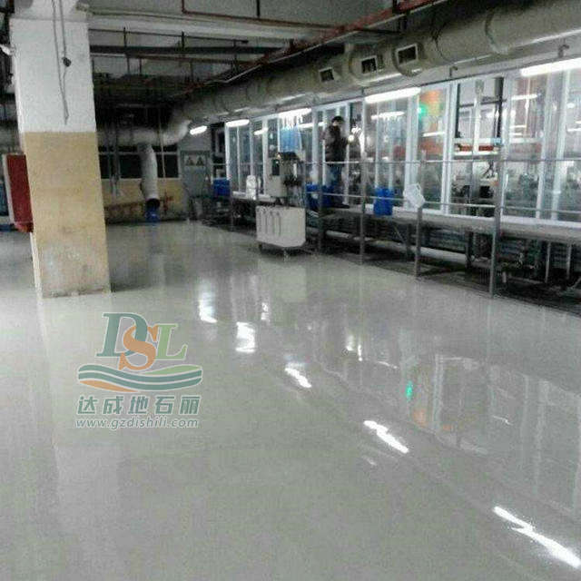 　　倉庫、地下停車場、機(jī)械制造企業(yè)廠房等場所要求地面不能起砂塵，并能經(jīng)受各種車輛（如汽車、叉車、推車等）的碾軋，因此這些場所的地坪不僅要具備一般地坪保護(hù)系統(tǒng)平整、光滑的裝飾效果，還需具有較強(qiáng)的耐磨性和抗壓性。環(huán)氧樹脂地坪系統(tǒng)是采用環(huán)氧抗壓耐磨砂漿與環(huán)氧面漆結(jié)合而成的高耐磨抗壓地面，是專業(yè)解決重型機(jī)械制造企業(yè)廠房、工業(yè)及商業(yè)倉庫、地下停車場等地面保護(hù)問題的地坪系統(tǒng)。 　　環(huán)氧樹脂砂漿地坪是由環(huán)氧樹脂中加入級別彩色硅砂骨料形成一種3-6mm厚的高性能 防滑地板，環(huán)氧樹脂砂漿地坪具有優(yōu)越的物理特性和耐化學(xué)性能，既實用又美觀，適用范圍廣泛 。