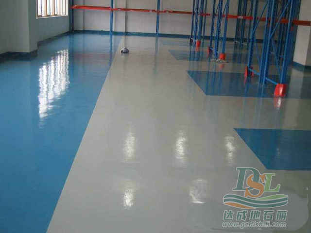 環(huán)氧樹(shù)脂地坪系統(tǒng)是采用環(huán)氧抗壓耐磨砂漿與環(huán)氧面漆結(jié)合而成的高耐磨抗壓地面，是專業(yè)解決重型機(jī)械制造企業(yè)廠房、工業(yè)及商業(yè)倉(cāng)庫(kù)、地下停車(chē)場(chǎng)等地面保護(hù)問(wèn)題的地坪系統(tǒng)。