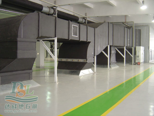 這些場所的地坪不僅要具備一般地坪保護系統(tǒng)平整、光滑的裝飾效果，還需具有較強的耐磨性和抗壓性。環(huán)氧樹脂地坪系統(tǒng)是采用環(huán)氧抗壓耐磨砂漿與環(huán)氧面漆結(jié)合而成的高耐磨抗壓地面，是專業(yè)解決重型機械制造企業(yè)廠房、工業(yè)及商業(yè)倉庫、地下停車場等地面保護問題的地坪系統(tǒng)。