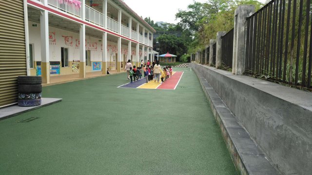 校園變成了海綿學校,學生成了‘海綿寶寶’